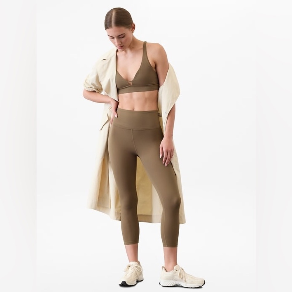 NWT Athleta Elation Ultra High Rise Capri M Clay
